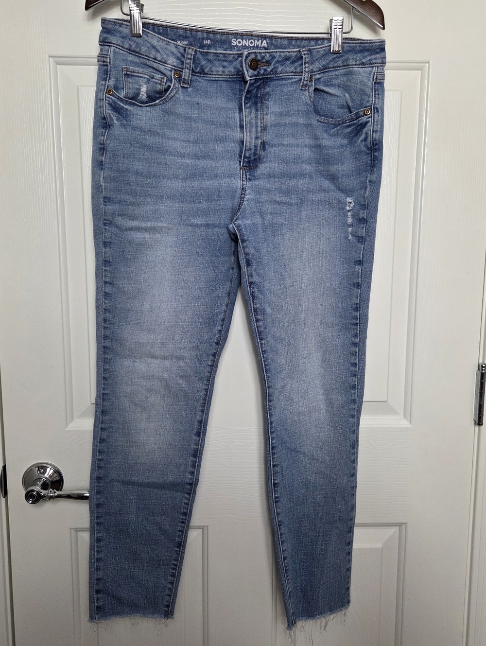 Sonoma Women's Size 14R Skinny Lightwash Blue Jeans Distressing & Raw Hems